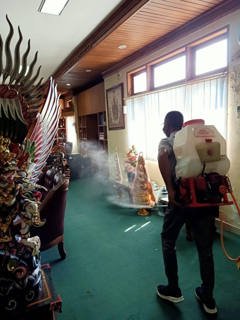 Cegah Penyebaran Covid-19, Pascasarjana UHN I Gusti Bagus Sugriwa Denpasar Lakukan Penyemprotan Disinfektan