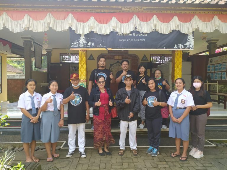 Penyerahan Bantuan Pascasarjana Kepada Pasraman Gurukula
