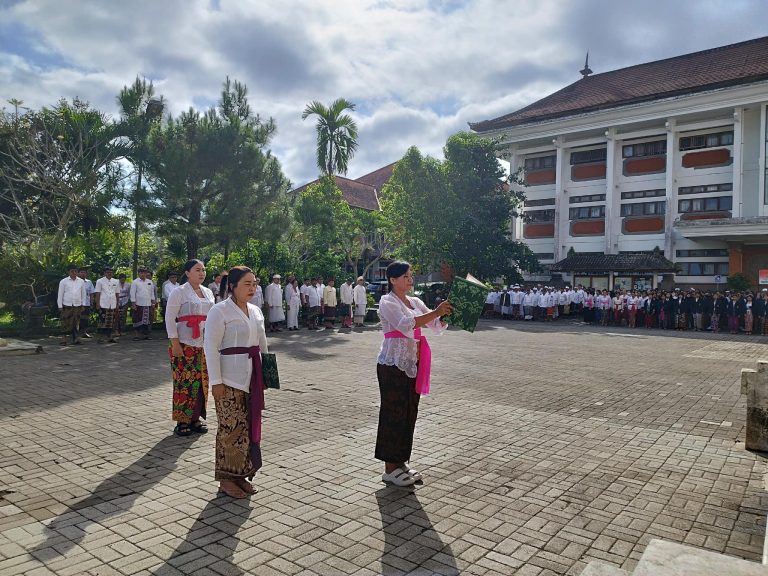 [CIVITAS AKADEMIKA UHN SUGRIWA LAKSANAKAN UPACARA BENDERA PERINGATI HARDIKNAS TAHUN 2024]