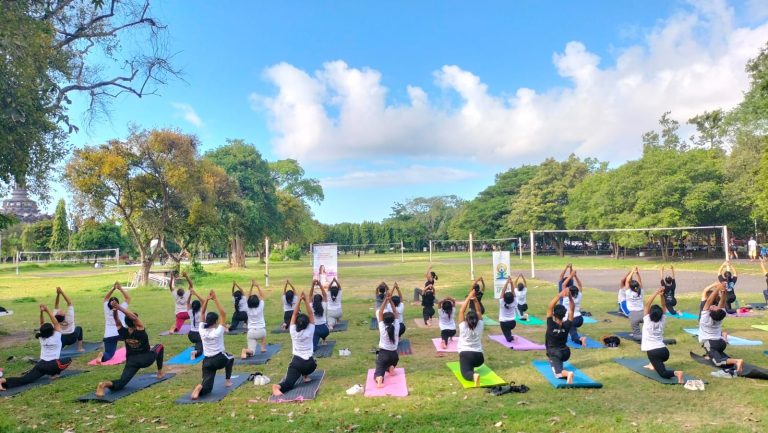 [JELANG YOGA INTERNATIONAL DAY, UKM YOGA UHN SUGRIWA UNJUK KEBOLEHAN DI LAPANGAN RENON]