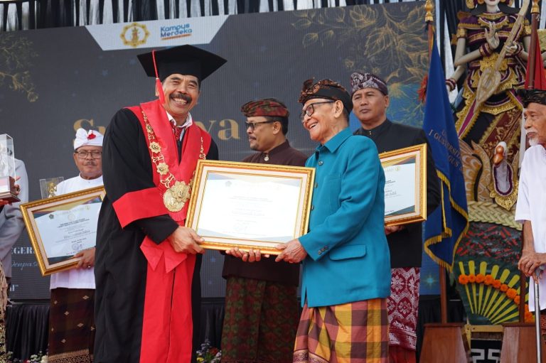 RAYAKAN DIES NATALIS IV, REKTOR AJAK CIVITAS AKADEMIKA SALING RANGKUL DAN BAHU-MEMBAHU MEMBANGUN UHN SUGRIWA
