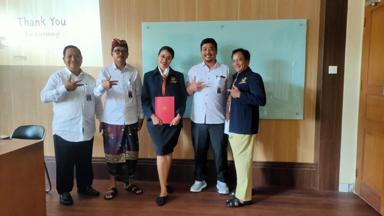 Ni Putu Nindia Dewanti Berhasil Menyelesaikan Ujian Seminar Hasil Penelitian dengan meneliti Penggunaan Media Komunikasi Visual Dalam Penerangan Metode Pembelajaran  