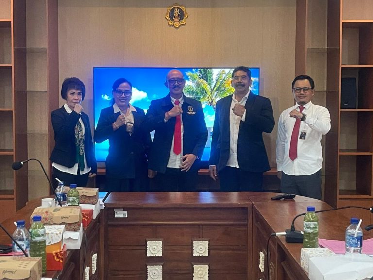 Meneliti  “Komunikasi Politik Dalam Demokrasi Pada Era Digital Di Kabupaten Bangli” antarkan I Wayan Diar Lulus Ujian Proposal