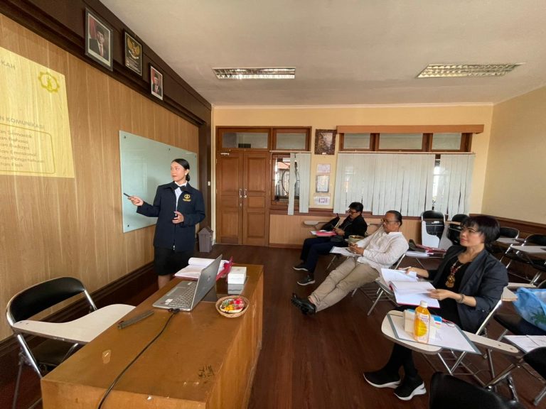 Ujian Tesis Magister Komang Ayu Tri Paramitha di UHN I Gusti Bagus Sugriwa Denpasar: Strategi Komunikasi Pabligbagan di RRI Denpasar