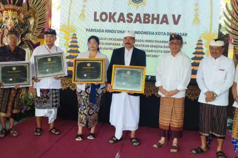 [PEDULI PERKEMBANGAN HINDU, REKTOR UHN SUGRIWA DAPAT PENGHARGAAN]