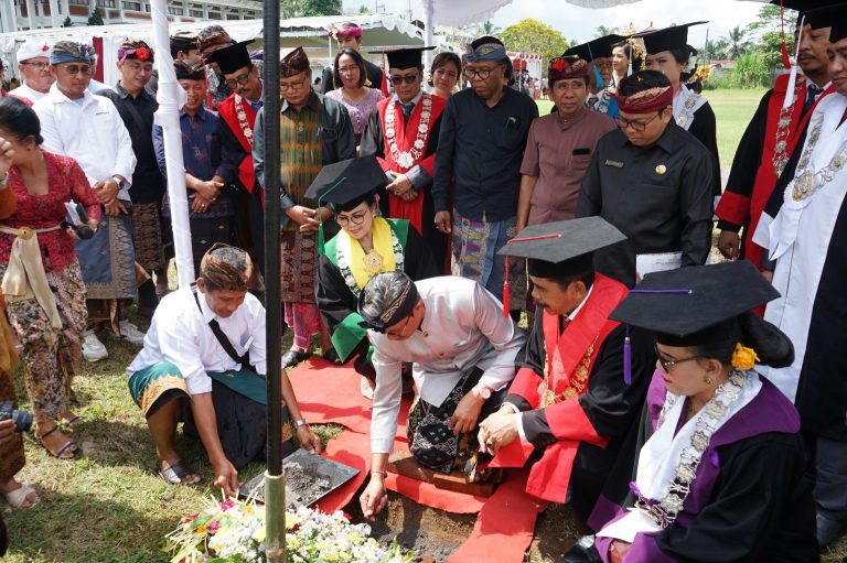 PELETAKAN BATU PERTAMA, UHN SUGRIWA TERIMA HIBAH PEMBANGUNAN AULA DARI PEMKAB BADUNG