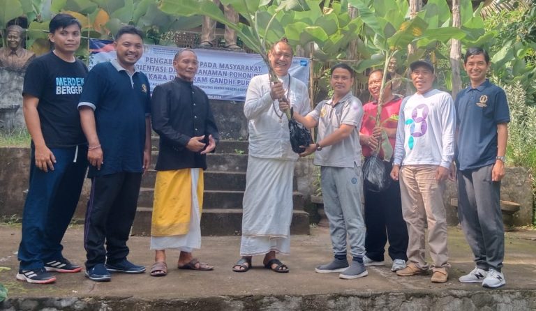 Pengabdian Masyarakat Program Doktor Ilmu Agama UHN I Gusti Bagus Sugriwa: Penanaman Pohon Pisang untuk Upakara di Ashram Gandhi Puri