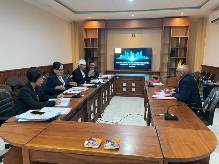 Suksesnya Ujian Tesis I Wayan Diar di Program Magister Ilmu Komunikasi Hindu UHN I Gusti Bagus Sugriwa Denpasar: Komunikasi Politik dalam Era Digital Kabupaten Bangli