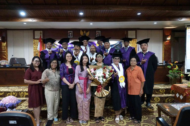 LULUS UJIAN TERBUKA S3, DEWI PUSPARINI SAH MENYANDANG GELAR DOKTOR
