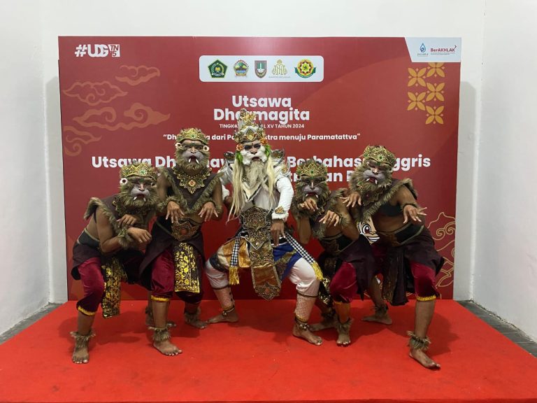 TIM KESENIAN UHN SUGRIWA MENGGETARKAN ALUN-ALUN PURA MANGKUNEGARAN SURAKARTA