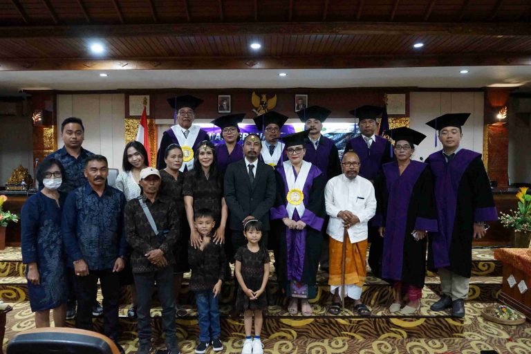 PRESENTASIKAN PAWINTENAN PAMANGKU DI DESA SONGAN A, I MANGKU BUDIARTAWAN LULUS DOKTOR DENGAN PREDIKAT “SANGAT MEMUASKAN”