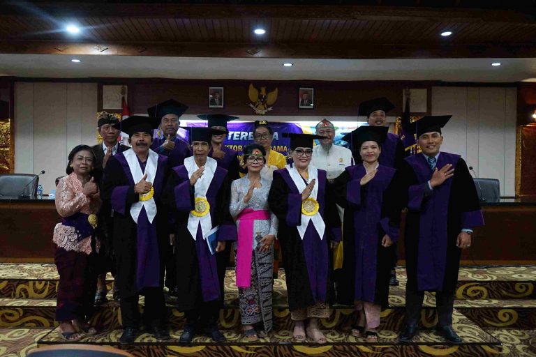 SEORANG TENAGA KEPENDIDIKAN UHN SUGRIWA BERHASIL RAIH GELAR DOKTOR