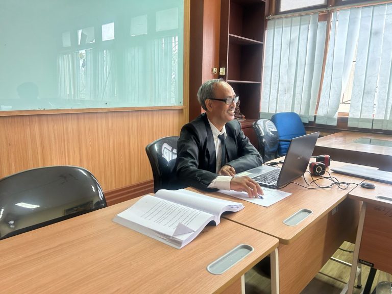 Ujian Seminar Hasil I Nyoman Gede Adrama: Menyelaraskan Energi Terbarukan dan Tri Hita Karana di SD Negeri 5 Pedungan
