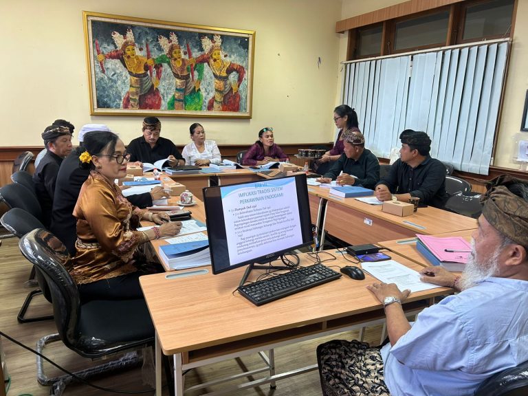 I Nyoman Sender Jalani Ujian Tertutup Disertasi: Studi Perkawinan Endogami di Desa Adat Tenganan