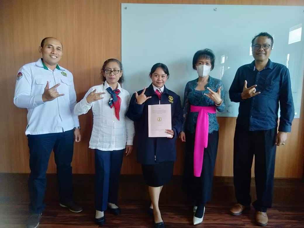 Ujian Pra Tesis Ni Putu Ayuni: Menyoroti Persepsi Masyarakat Lokal terhadap Wisatawan Asing di Tibumana Waterfall