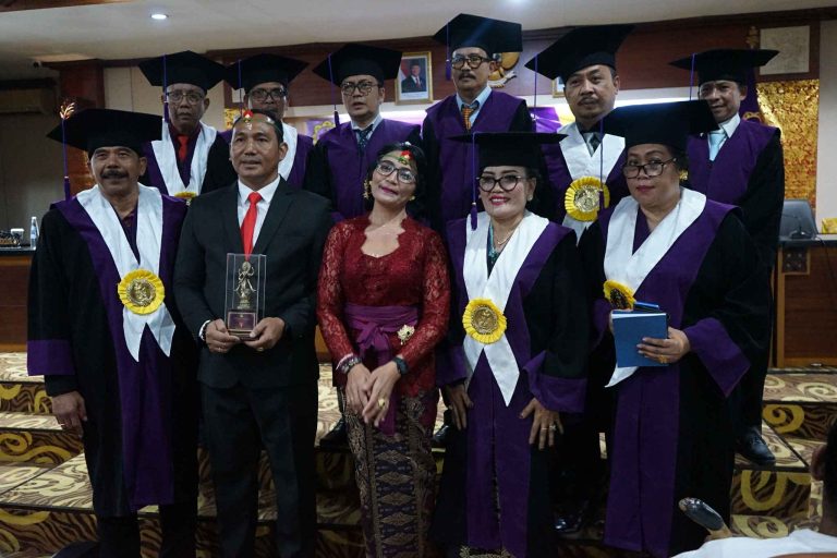 I Made Arka Raih Doktor ke-160 UHN Sugriwa, Teliti Dinamika Aguron-Guron Calon Sulinggih di Denpasar