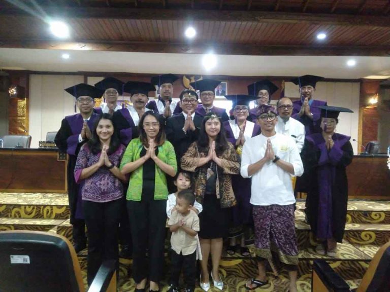 Dewa Gede Widnyana Putra Raih Doktor ke‑159 UHN Sugriwa, Kupas Pelayanan Tat Twam Asi di Koperasi Danakita