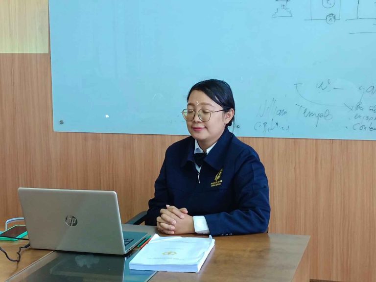 Kajian Teologi Hindu di Tengah Adat Bali: Ujian Tesis Ni Luh Putu Oggi Yulianti Diapresiasi Dewan Penguji