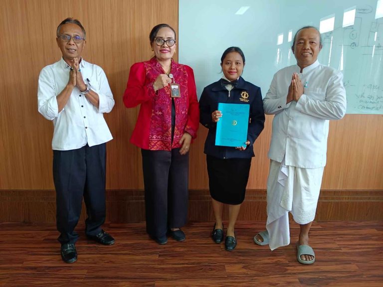 Ni Wayan Sukmawati Kupas Penentuan Dewasa Ayu Menurut Lontar Panca Kanda dalam Ujian Pra-Tesis