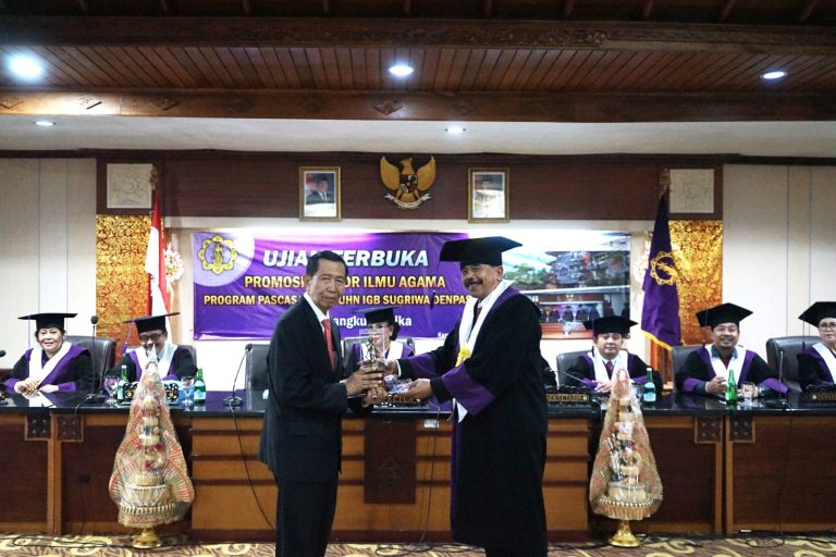 Menapak Tilas Ajaran Veda, Made Mangku Pastika Raih Gelar Doktor ke-162 di UHN I Gusti Bagus Sugriwa Denpasar