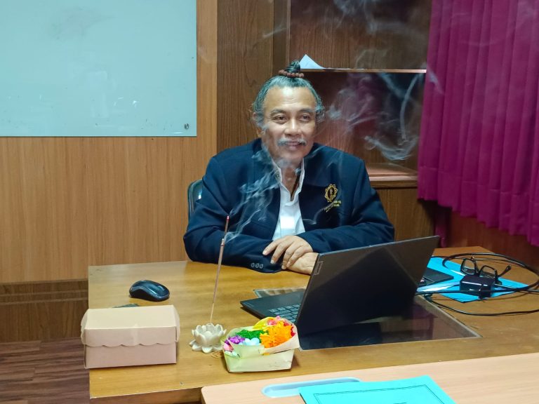 Ujian Seminar Proposal Tesis I Wayan Sutama Kaji Teologi Aksara Suci dalam Perspektif Kanda Pat dan Dasaksara