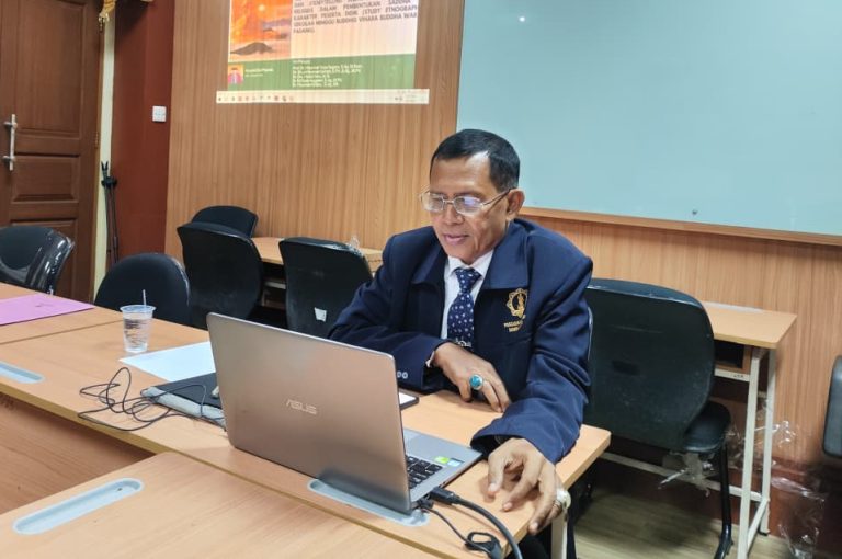 Ujian Kualifikasi Disertasi S3 UHN Sugriwa: Kupas Nilai Buddhis dalam Praktik Mindfulness dan Storytelling di Vihara Buddha Warman Padang