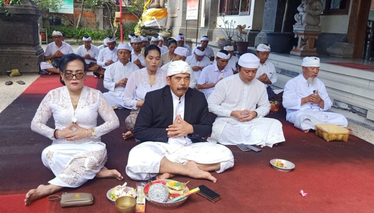 Piodalan dan Hari Saraswati di Pascasarjana UHN Sugriwa, Rektor Ingatkan Pentingnya Jnana Bhakti