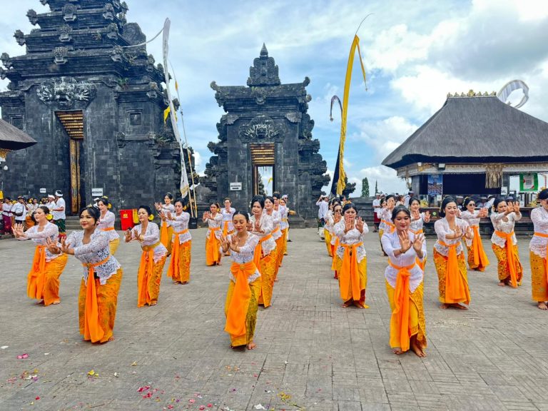 Panyineban IBTK 2026: Civitas Academica UHN Sugriwa Bersatu Padu Ngayah di Pura Besakih, Rektor Tampilkan Tari Sidakarya