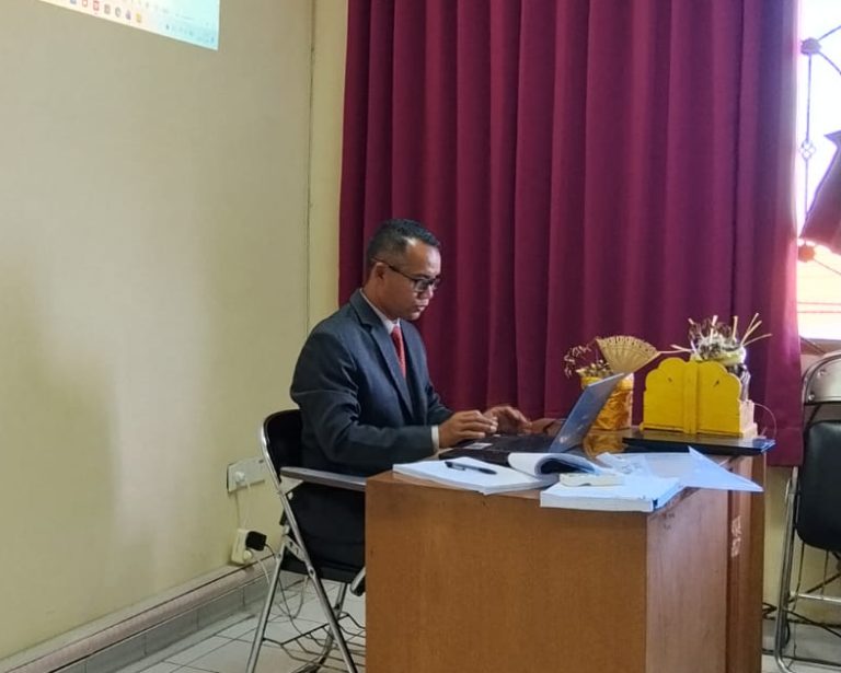 Kawal Syiar Hindu di Mimika, Mahasiswa S2 UHN Sugriwa I Made Kembardana Sukses Ujian Tesis Bedah Teks Kusumadewa