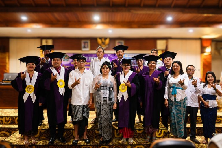 Raih Doktor ke-185 UHN Sugriwa, Eka Trianawati Bedah Sukses Pendidikan Karakter SMAN 2 Tabanan