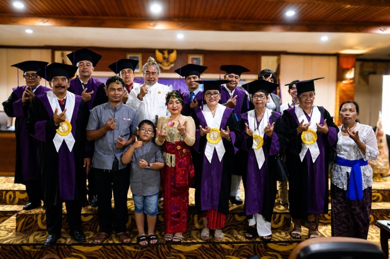Raih Doktor ke-186 UHN Sugriwa, Putu Eka Sastrika Ayu Kupas Tuntas Teologi Lontar Taru Pramana di Buleleng