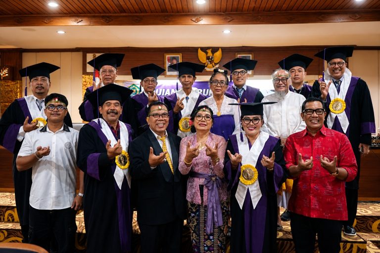 Raih Predikat Pujian, I Putu Bagus Suryadi Sah Jadi Doktor ke-187 UHN Sugriwa Lewat Riset Desa Wisata Jatiluwih