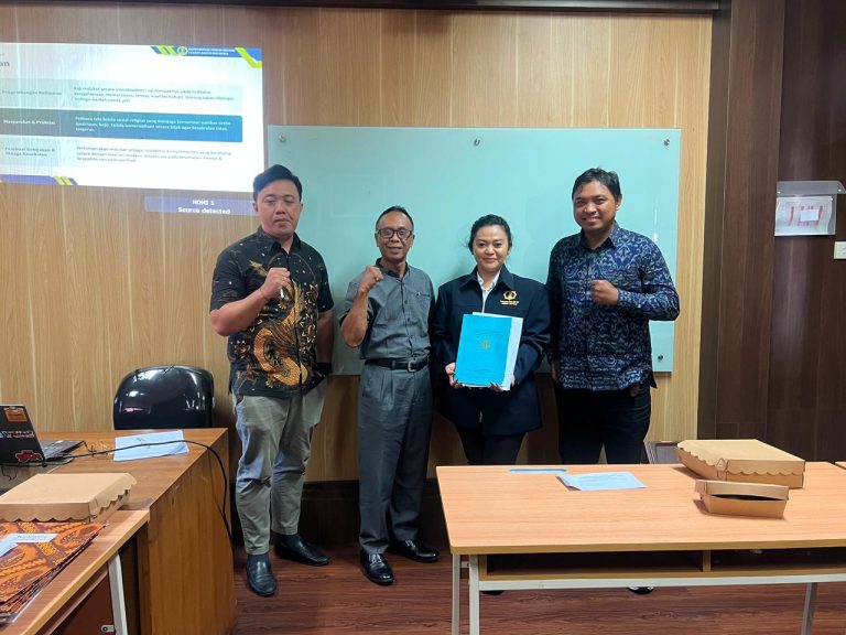 Kupas Makna Sakral Tirtha untuk Pengobatan, Ni Ketut Sri Laksmi Sukses Jalani Ujian Tesis S2 Brahma Widya UHN Sugriwa