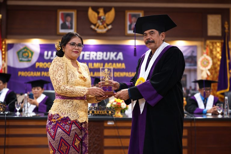 Tahan Gempuran Modernisasi, Riset Pola Asuh Bali Aga Antar Kadek Ari Raih Gelar Doktor ke-188 UHN Sugriwa